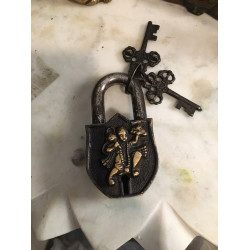 NOVELIKA - Vintage-Style Antique Brass Padlock featuring Lord Hanuman ( Pack of 1) NOVELIKA - Vintage-Style Antique Brass Padlock featuring Lord Hanuman ( Pack of 1)