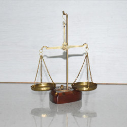 NOVELIKA - Traditional Brass Tarazu /Vintage Weighing Machine with Star Wooden Base Showpiece with Weighing Capacity of 20 Gm (7 Inch)