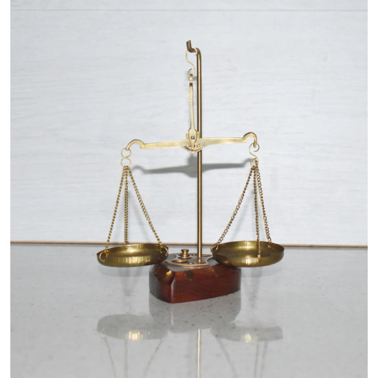 NOVELIKA - Traditional Brass Tarazu /Vintage Weighing Machine with Star Wooden Base Showpiece with Weighing Capacity of 20 Gm (7 Inch)