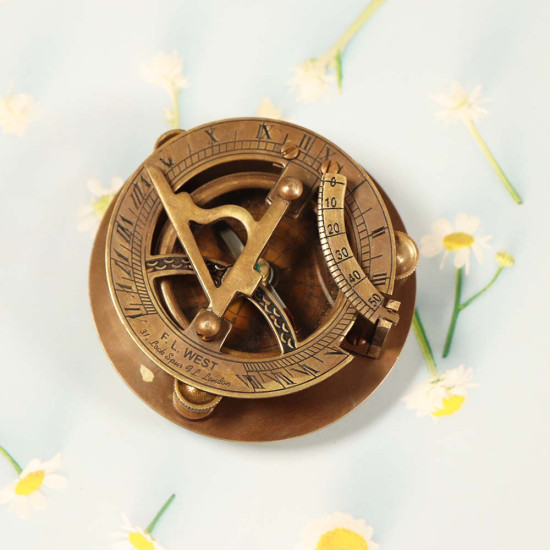 Antique Brass Big Size Sundial Clock Compass Camping/Hiking Multi-Function Metal Compass - West London. Antique Brass Big Size Sundial Clock Compass Camping/Hiking Multi-Function Metal Compass - West London.
