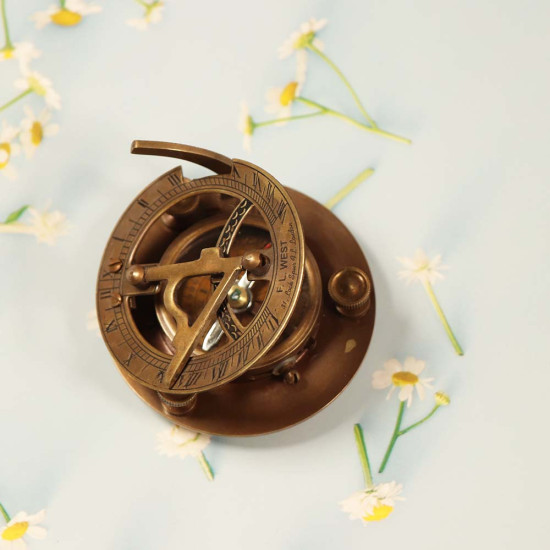Antique Brass Big Size Sundial Clock Compass Camping/Hiking Multi-Function Metal Compass - West London. Antique Brass Big Size Sundial Clock Compass Camping/Hiking Multi-Function Metal Compass - West London.