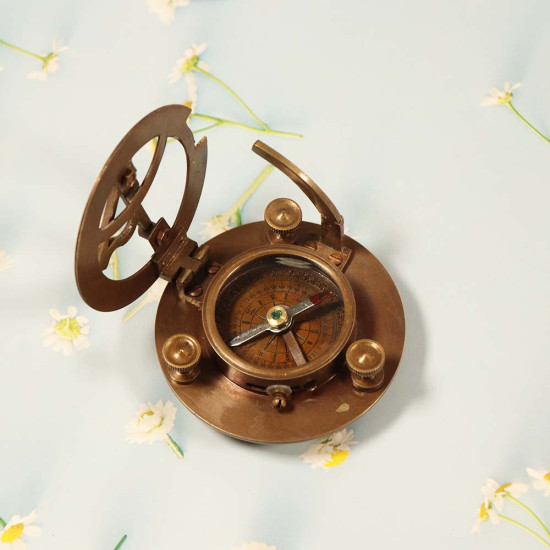 Antique Brass Big Size Sundial Clock Compass Camping/Hiking Multi-Function Metal Compass - West London. Antique Brass Big Size Sundial Clock Compass Camping/Hiking Multi-Function Metal Compass - West London.