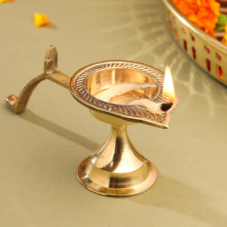 Novelika- Brass Aarti Diya with a Handle(NA578