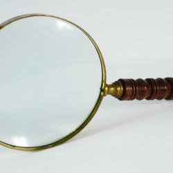NOVELIKA -Magnifying Brass Glass - Nautical - Vintage - Perfect For Gift For Computer Desk-Gift for New Office bookshelf décor, coffee table décor 1 Pieces.