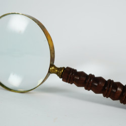 NOVELIKA -Magnifying Brass Glass - Nautical - Vintage - Perfect For Gift For Computer Desk-Gift for New Office bookshelf décor, coffee table décor 1 Pieces.